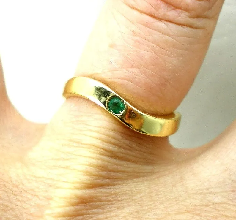 Anillo De Oro 18 Kt Y Esmeralda Natural