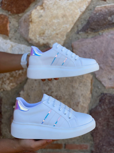 Tenis Blanco Con Línea Tornasol Rosa