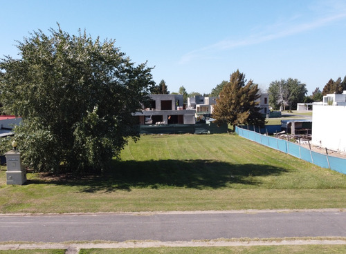 Excelente Lote Interno En San Eliseo Golf, Superficie A Construir = 200 M2, Fondo Orientado Al Nor Este