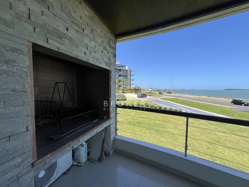 Venta Apartamento Primera Linea Mansa Frente Al Mar Con Parrillero Propio. Punta Del Este Uruguay
