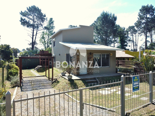Casa En Alquiler, Piriápolis. 4 Cuadras De La Playa Y Rambla. 2 Dormitorios 2 Baños. Gran Parrillero Techado. Wifi, Aire Acondicionado, Alarma Tv Cable