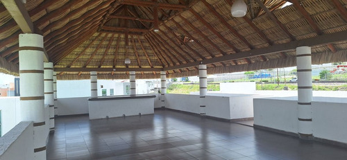 Hermosa Casa En El Refugio, 3 Recamaras, Roof, 4.5 Baños, Cuarto De Servicio