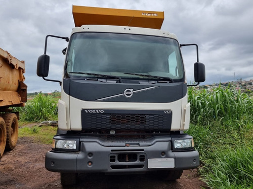Imagem 2 de 15 de Volvo Vm 330 6x4 Ano 2019 Caçamba Meia Caminhão Traçado