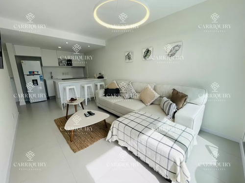 Venta De Apartamento 1 Dormitorio En Playa Mansa, Punta Del Este.