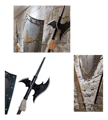 as antigas armas frias medievais, machados, olibardos, facas, espadas com  cabos de madeira lambem os degraus de pedra do castelo 13608851 Foto de  stock no Vecteezy