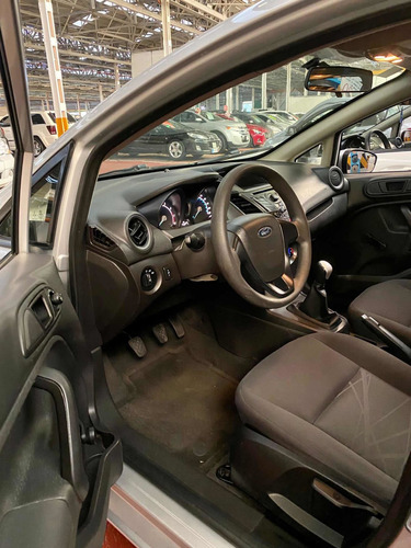 Imagen 10 de 11 de Ford Fiesta 1.6 S Sedan Std 5 Vel Ac 2015