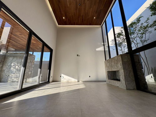 Residencia De Lujo Con Alberca, Área Verde Posterior- Altozano