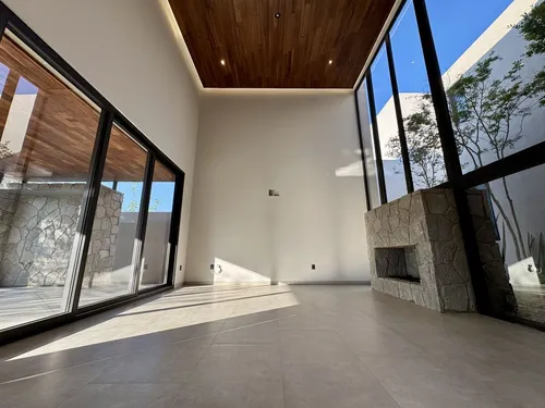 Residencia De Lujo Con Alberca, Área Verde Posterior- Altozano