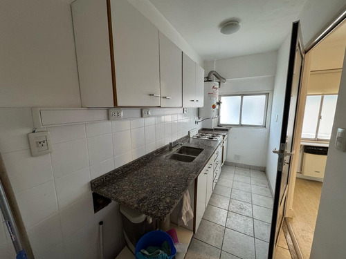 Departamento Con Dos Dormitorios Sobre Av. Balbín