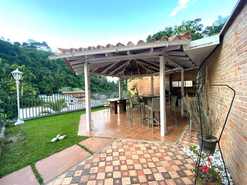 Se Vende Casa En Prados Del Este. 4h+s/5b+s/5p. Calle Cerrada