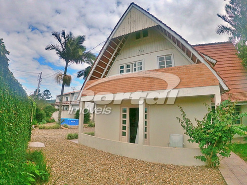 Chalé Com 4 Quartos, Sendo 2 Suítes, No Bairro Nossa Senhora Da Paz Em Bal. Piçarras. (cód. 10465) - 35710465v