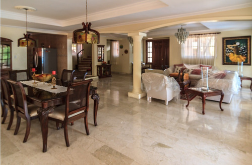 Casa En Venta En Arroyo Hondo Iii, 2 Niveles, Mármol, Caoba, Patio, Balcones Y Piscina, 5 Habitaciones, 3 Y ½ Baños, 2 Cocinas, 3 Terrazas, Patio, Piscina