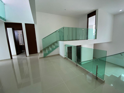 Residencia Hermosa En Cumbres Del Cimatario, 4 Recamaras, 4.5 Baños, Doble Alt.