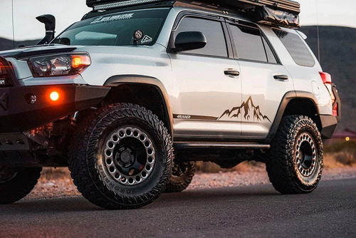Rines Black Rhino Odessa 18x9.5 5/127 Jeep Jk Jl Sahara Wran Color Negro Maquinado