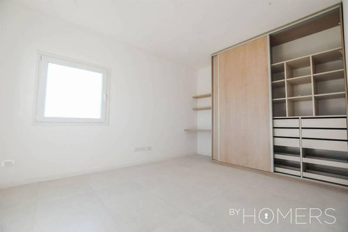 Hermosa Casa Al Agua De Estilo Racionalista En Marinas, Puertos Del Lago