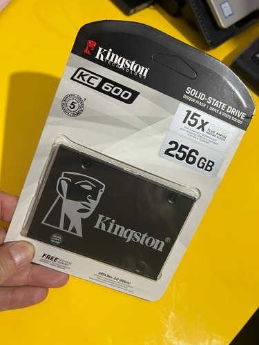 Imagen 1 de 3 de Disco sólido interno Kingston SKC600/256G 256GB