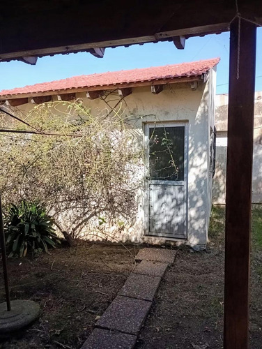Casa En Venta - 3 Dormitorios 1 Baño - Cochera - 240mts2 - Lanús