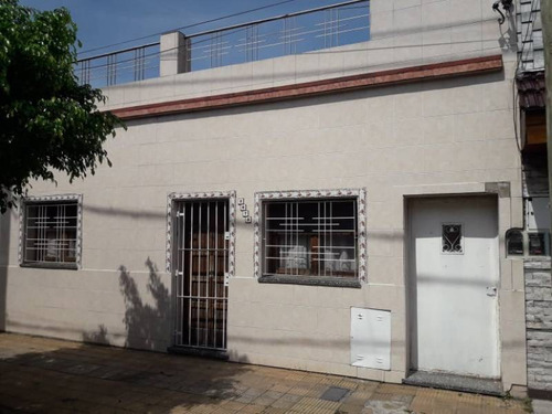 Venta Casa 3 Ambientes Lomas Del Mirador Con Fondo Y Terraza Lote Propio 