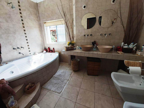 Importante Chalet Sobre 2 Lotes El Palomar.