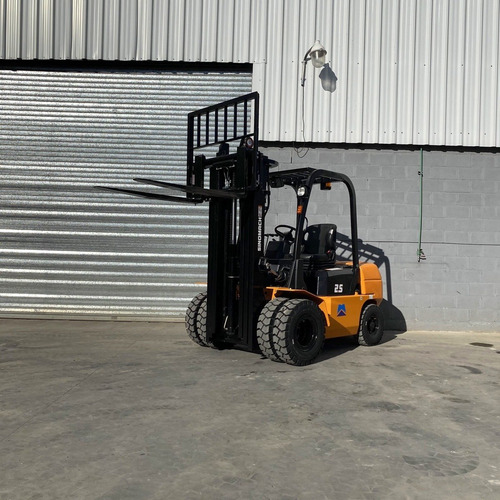 Imagen 2 de 15 de Autoelevador 2500kg 2.5 Toneladas Triple Torre 4.5m Duales
