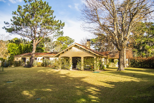 Casa De Gran Tamaño Ubicada En Zona Del Golf.