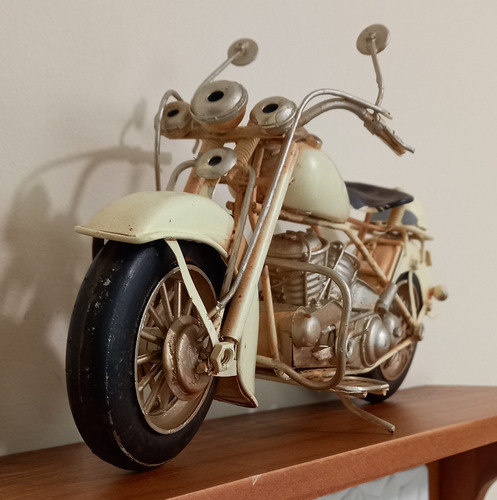 Imagem 3 de 4 de Miniatura De Motocicleta Em Metal Branca