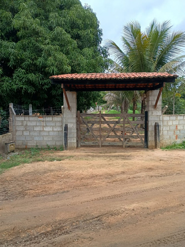 Chácara Com Casa Três Quartos Sala De Estar Cozinha E Dois B