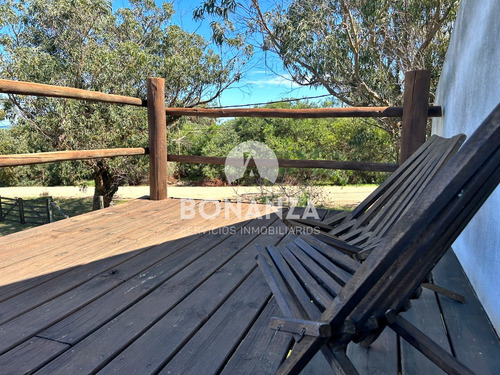 Casa En Venta, Piriápolis - Punta Negra. 400 Metros De La Playa. Gran Terreno De 795m²
