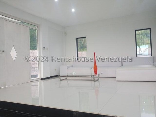 Hermosa Casa Con Estilo Moderno, De Dos Niveles, Cuenta Con Hall De Entrada, Sala De Estar, Tres Dormitorios Con Baños Y Vestier , Una Habitación Solo Con Baños, Un Medio Baños, Family Room