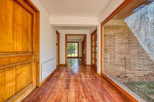 Espectacular Casa Completamente Remodelada En Sect...