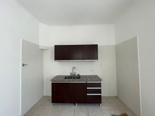 Casa Con Dos Departamentos En Venta - Barrio El Hospital - Luján
