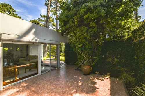 Casa De Seis Dormitorios En Venta - Playa Mansa - Ref: 37614