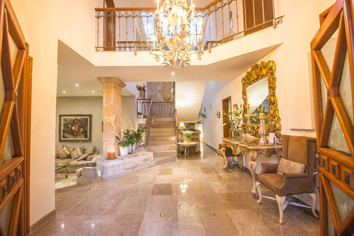 Casa En Venta En Valle Real Frente A Parque