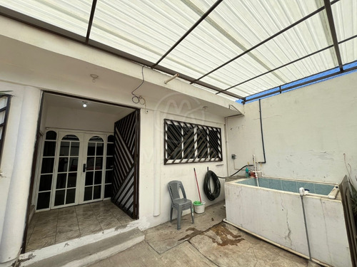 Casa En Venta En Col. Cuauhtemoc De Un Solo Nivel Con Jardín