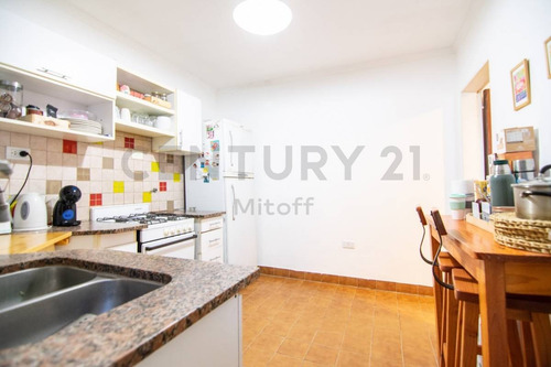 Imagen 7 de 19 de Departamento En Venta De 2 Dormtorios Con Patio En La Plata