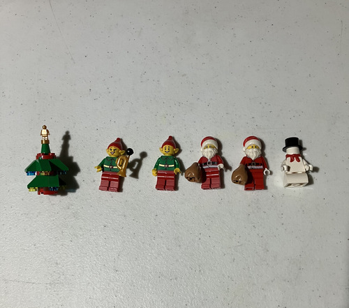 Lego Set De 5 Minifiguras Navideñas Y Un Arbol (Usado)