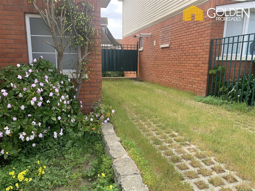 Casa En Venta De 7 Dorm. En Concón