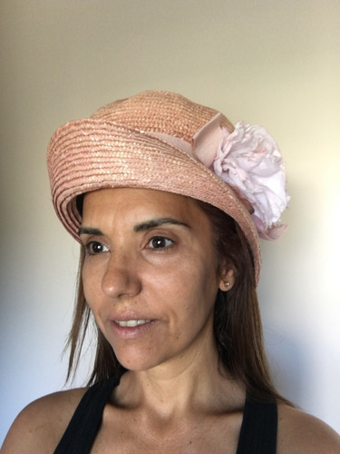 Imagen 4 de 4 de Sombrero De Rafia Moderno Cloche Rosa Pastel Y Flor Lateral