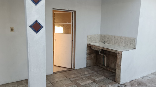 Casa De 2 Dormitorios. Barros Blancos