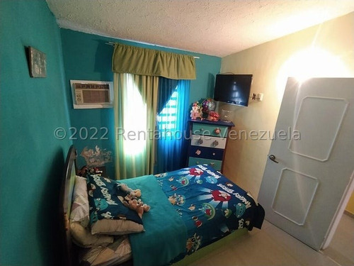 Se Vende Casa Los Samanes Urb. La Esmeraldas Maracay 23-6298 Al