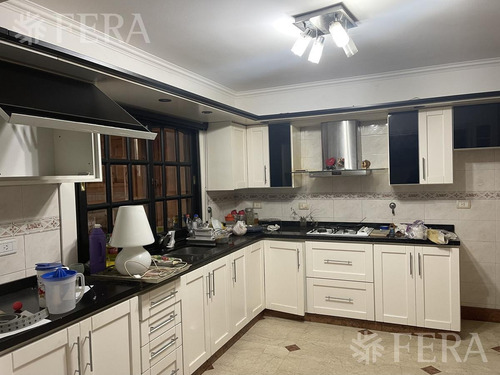 Imagen 4 de 17 de Venta Casa 4 Ambientes Con Jardín, Cochera, Quincho Y Fondo Libre Con Piscina En Wilde (30086)
