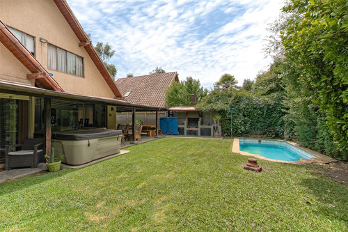 Casa En Venta De 5 Dorm. En Peñalolén - Sector Las Tinajas