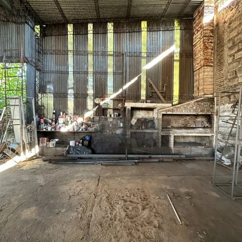 Venta De Terreno Con Construcciones En Centro De Salto Con Más De 600mts2 Y Dos Entradas. Con Renta.