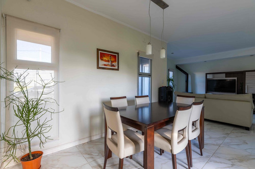 Casa En Venta 3 Dormitorios Y Pileta En La Plata