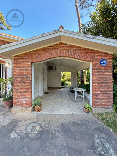 Imponente Chalet Con 5 Dormitorios Y Mas De 3000 M2 De Terreno