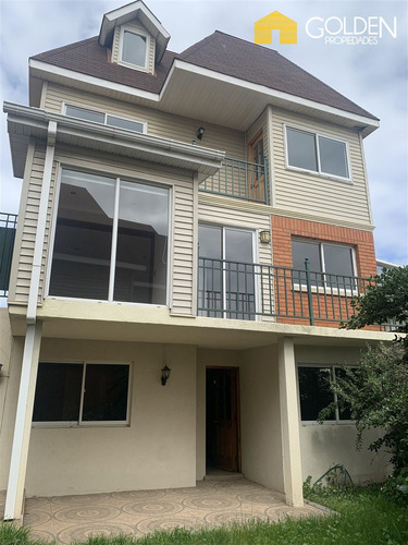 Casa En Venta De 7 Dorm. En Concón
