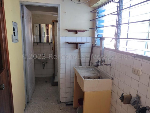 Imagen 15 de 30 de Apartamento En Venta En Av Pedro Leon Torres Barquisimeto De 125 Mts Con Una Excelente Distribución Entre 4 Habitaciones, 3 Baños, Cocina, Comedor, Sala Y Área De Balcón Gabriela C.
