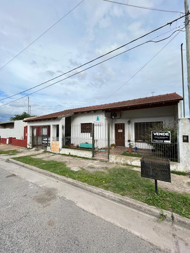 Casa En Venta De Dos Dormitorios Más Departamento 