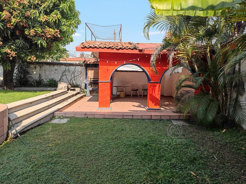 Casa En Venta En Col. Las Brisas, Temixco, Morelos Con Alberca Y Jardín.