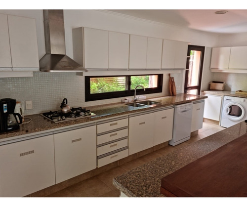 Casa En Venta De 2 Dormitorios C/ Cochera En Pinares